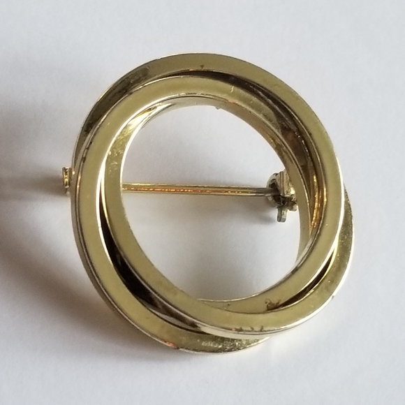Vintage open circle brooch with two interlocking circles Gold tone metal - Picture 6 of 8